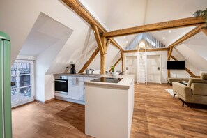 Réfrigérateur, micro-ondes, plaque de cuisson, lave-vaisselle