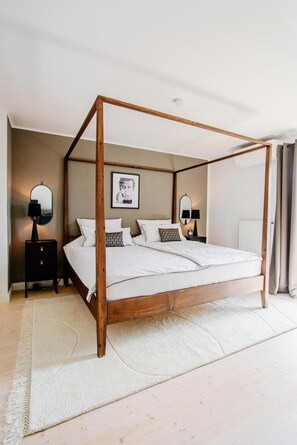 4 bedrooms, iron/ironing board, free WiFi, bed sheets