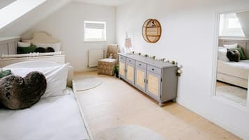 4 bedrooms, iron/ironing board, free WiFi, bed sheets