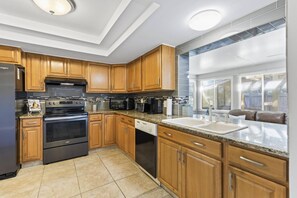 Refrigerador, microondas, horno y lavavajillas