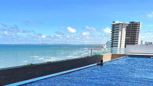 A rooftop pool with a view of the ocean and city skyline. - Depa Exclusivo, Hermosa Vista, CON UNA Extraordinaria Ubicación (Boca del Río)