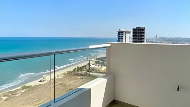 A balcony with a view of the beach and ocean. - Depa Exclusivo, Hermosa Vista, CON UNA Extraordinaria Ubicación (Boca del Río)