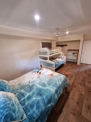 1 bedroom, iron/ironing board, WiFi, bed sheets - Captain's Retreat Cooktown - Crews Quarters (Cooktown)
