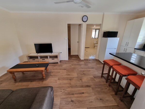 Smart TV, books - Captain's Retreat Cooktown - Crews Quarters (Cooktown)