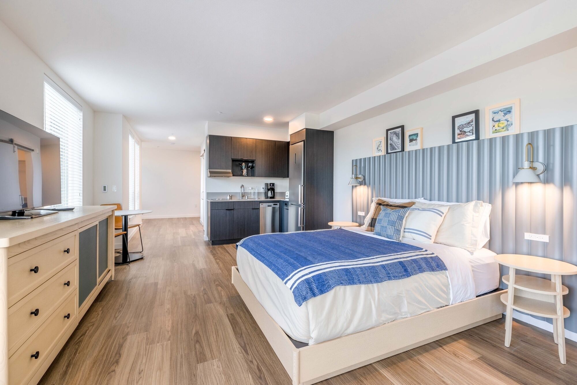 Marina Square - Queen Panoramic Water View with Full Kitchen and W