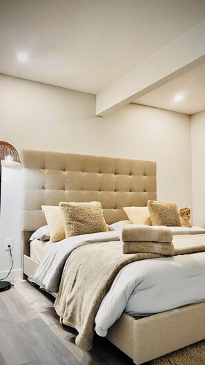 2 عدّة غرف نوم وسرير سفر وواي فاي وملاءات أسرّة