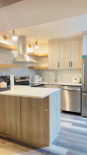 Køleskab, mikrobølgeovn, ovn, kogeplade