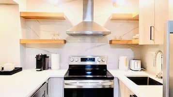 Frigorífico, microondas, horno y placa de cocina