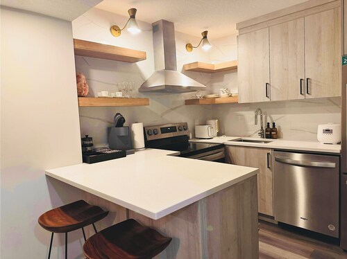 Comfy Neutral Living/Modern/Free Parking