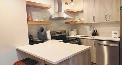 Comfy Neutral Living/Modern/Free Parking