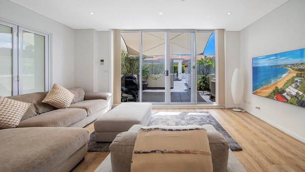 Smart TV, books - Ettalong Beach - Poolside Luxury. Family, pet friendly property 200m from beach. (Ettalong Beach)