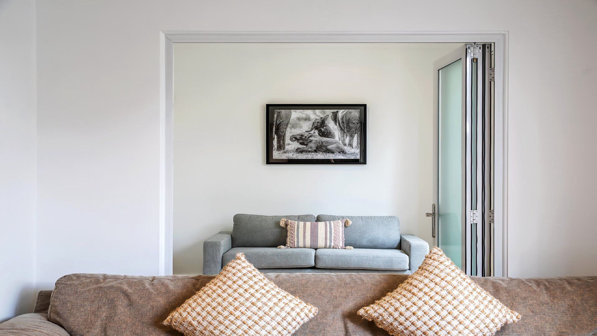 Ettalong Beach - Poolside Luxury. Family, Pet Friendly Property 200m From Beach. - North Shore