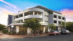 Exterior - Ettalong Beach - Poolside Luxury. Family, pet friendly property 200m from beach. (Ettalong Beach)