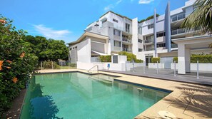 Una piscina al aire libre