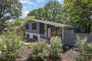 Exterior - Charming 3-bedroom house with spacious backyard in enjoyable Charlotte.  (Charlotte)