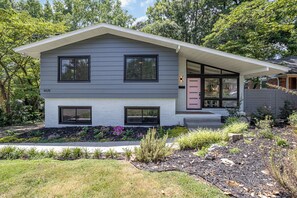 Exterior - Charming 3-bedroom house with spacious backyard in enjoyable Charlotte.  (Charlotte)