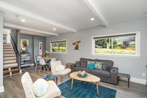 Smart TV, fireplace - Charming 3-bedroom house with spacious backyard in enjoyable Charlotte.  (Charlotte)