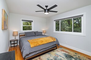 3 bedrooms, iron/ironing board, travel cot, WiFi - Charming 3-bedroom house with spacious backyard in enjoyable Charlotte.  (Charlotte)