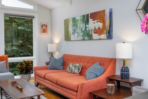 Smart TV, fireplace - Charming 3-bedroom house with spacious backyard in enjoyable Charlotte.  (Charlotte)