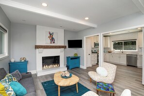 Smart TV, fireplace - Charming 3-bedroom house with spacious backyard in enjoyable Charlotte.  (Charlotte)