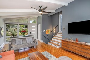 Smart TV, fireplace - Charming 3-bedroom house with spacious backyard in enjoyable Charlotte.  (Charlotte)