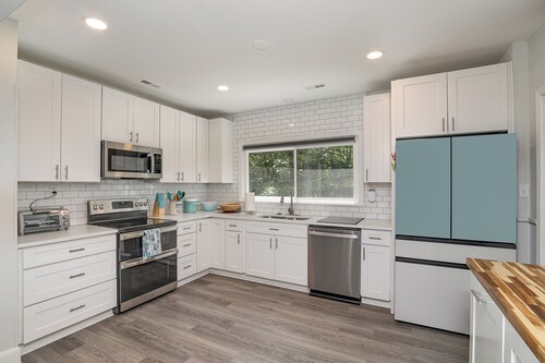 Charming 3-bedroom house with spacious backyard in enjoyable Charlotte. 