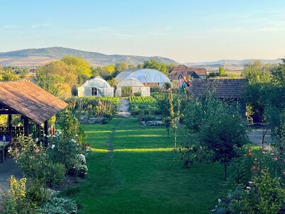 5 traditionally appointed bedrooms in 4 star guesthouse with country breakfast