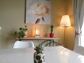 Căn hộ tiện nghi đơn giản, quang cảnh hồ bơi | Phòng ăn