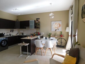 Comfort-Apartment, Poolblick | Eigene Küche
