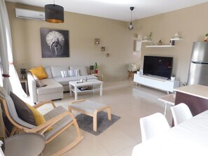 Leilighet – comfort, bassengutsikt | Oppholdsområde | En 55-tommers smart-TV med kabel-kanaler