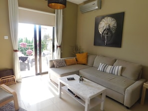 Comfort-Apartment, Poolblick | Wohnbereich