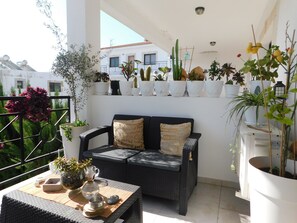 Căn hộ tiện nghi đơn giản, quang cảnh hồ bơi | Lanai