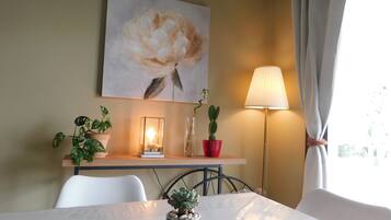 Comfort Apartment, Pool View | Dining room