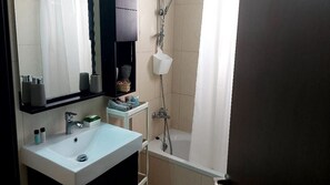 Apartamento conforto, vista para a piscina | Banheiro | Chuveiro/banheira combinados, secador de cabelo, toalhas de banho 