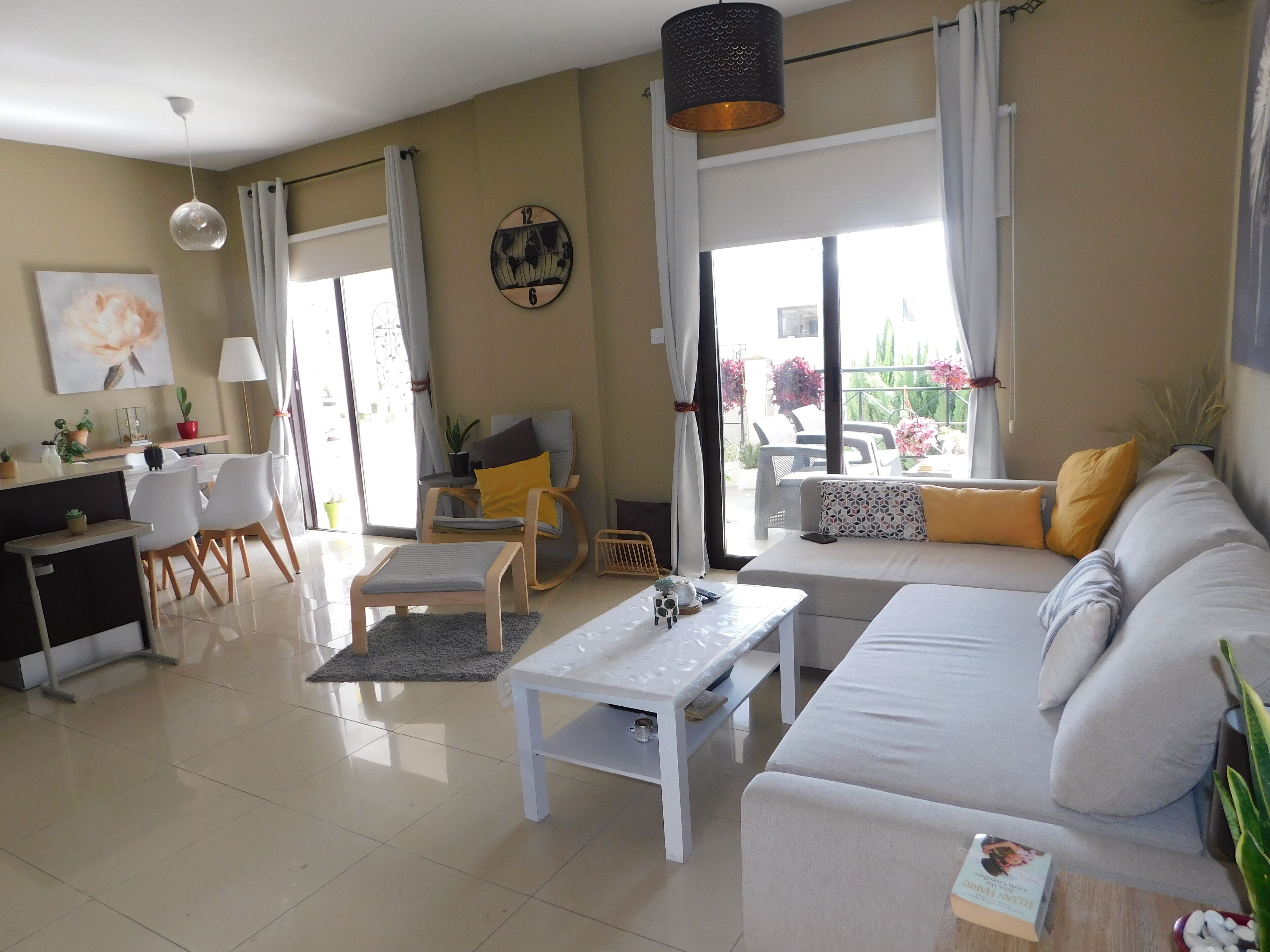 คอมฟอร์ทอพาร์ทเมนท์, วิวสระว่ายน้ำ | บริเวณนั่งเล่น | สมาร์ททีวี 55 นิ้ว พร้อมช่องเคเบิล