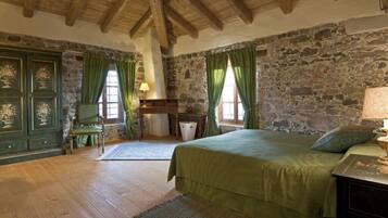 4 bedrooms, desk, travel crib, free WiFi