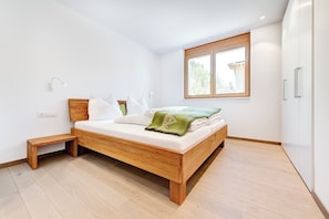 2 makuuhuonetta, silitysrauta/-lauta, vauvan matkasänky