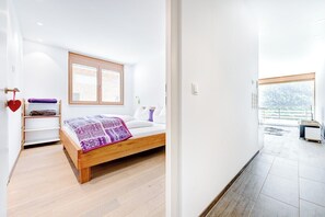 2 quartos, ferros/tábuas de passar roupa