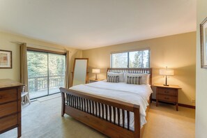 3 bedrooms, desk, iron/ironing board, travel cot