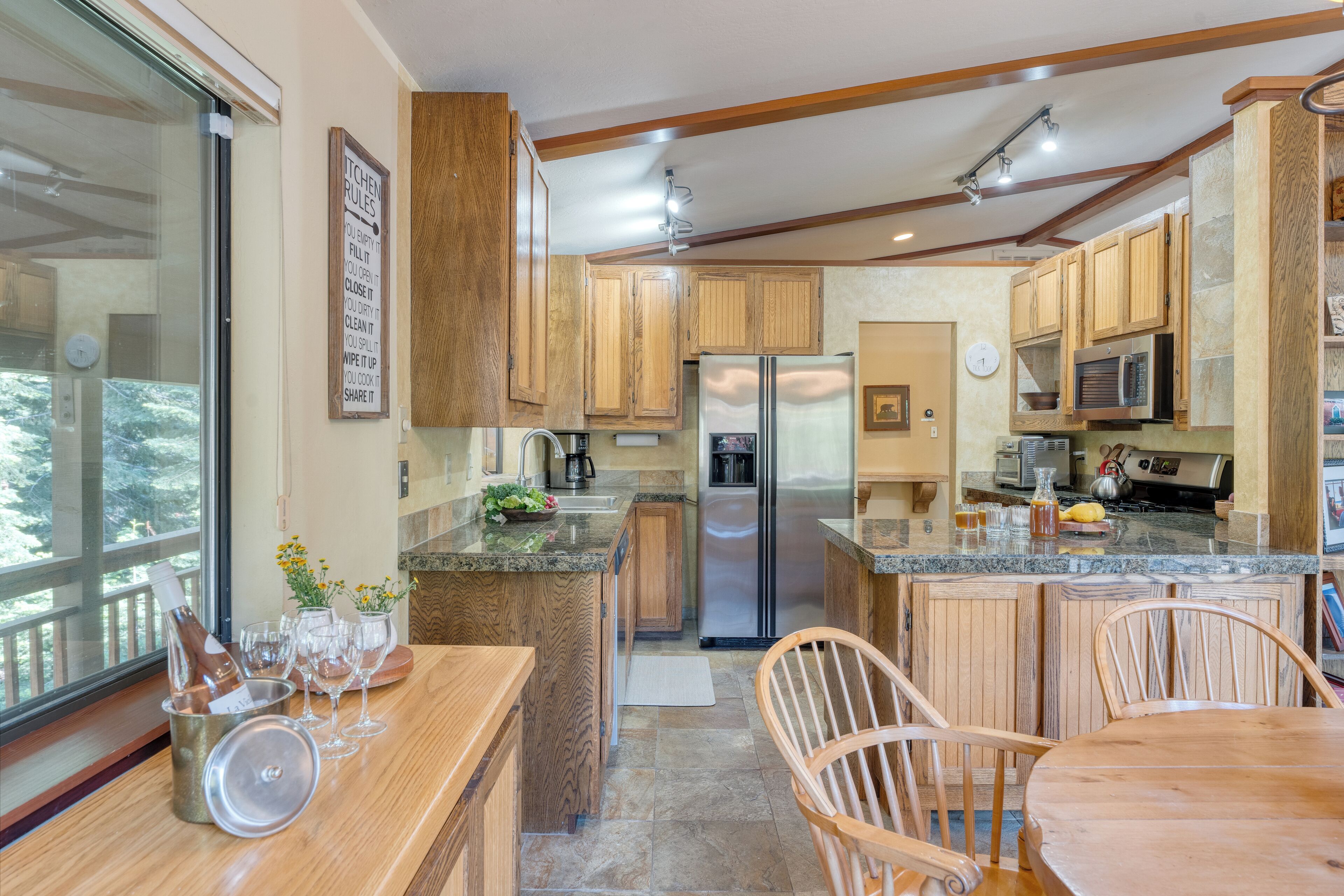 Coffee/tea maker, fridge, microwave, oven