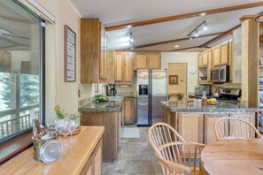 Kylskåp, mikrovågsugn, ugn och spishäll