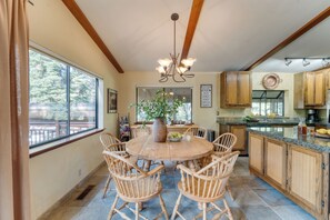 Dining - Wildwood by AvantStay | Hot Tub, 5mins to Lake (Tahoe Vista)