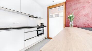 Fridge, oven, stovetop, dishwasher