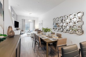 Dining - Parkside Serenity by AvantStay | Private Pool! (Davenport)