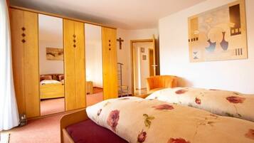 2 bedrooms, desk, iron/ironing board, free WiFi