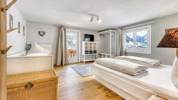 7 Schlafzimmer, Schreibtisch, Bügeleisen/Bügelbrett