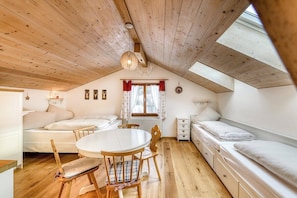 7 bedrooms, desk, iron/ironing board