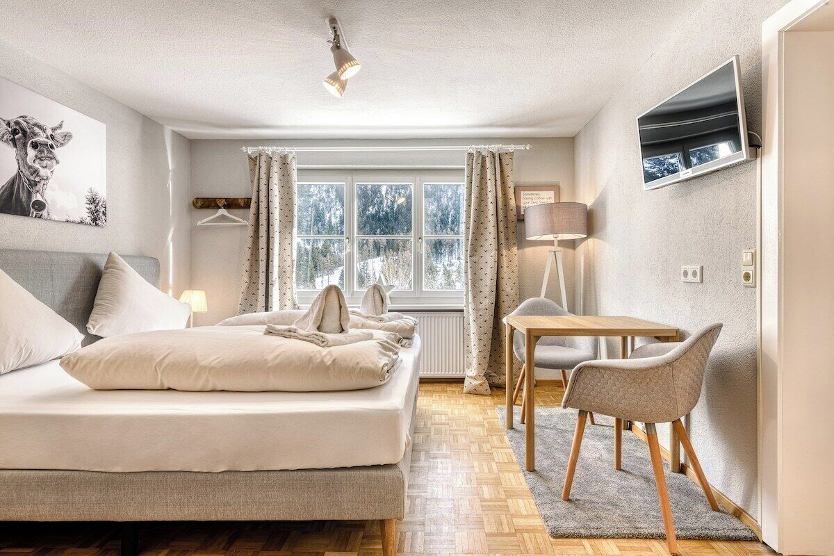 7 chambres, bureau, fer et planche à repasser