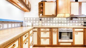 Réfrigérateur, four, plaque de cuisson, lave-vaisselle