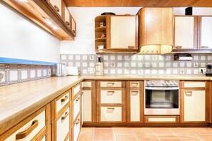Refrigerador, horno, lavavajillas y cafetera y tetera